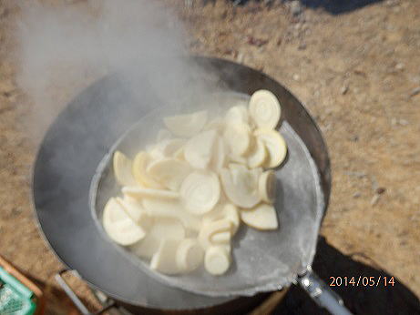 タケノコは切って１時間位煮つけます。