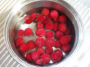 少し多めの水を入れる