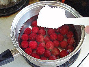 砂糖を大さじに盛り上げて3杯いれた