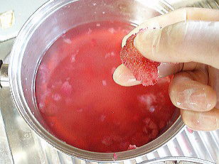 ヤマモモの果肉を取り出す